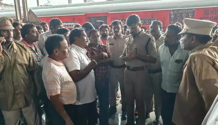 రైలు ప్రయాణికులకు పోలీసు సిబ్బంది మానవతా సహాయం రైలు ప్రయాణికులకు పోలీసు సిబ్బంది మానవతా సహాయం