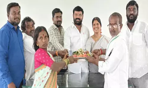 పెళ్లి కూతురుకు పుస్తే మెట్టెలు అందజేత : కోన రాజశేఖర్