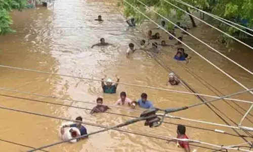 తూర్పు గోదావరి జిల్లాలో ఆకస్మిక వరద.. బయటకు రాలేక స్థానికుల అవస్థలు