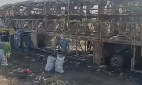 Bus accident: 19 మంది సజీవదహనమైన బస్సులో బంగారం కోసం వేట