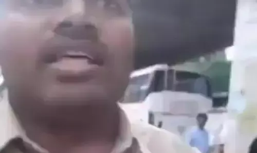 Viral Video : పబ్లిక్‌లో అసభ్యంగా ప్రవర్తించిన కానిస్టేబుల్.. కాలర్ పట్టుకుని పోలీస్ స్టేషన్‌కు లాక్కెళ్లిన అమ్మాయి..
