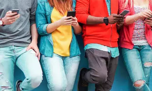సోషల్ మీడియాను వదలట్లేదుగా.. 22% టీనేజర్లు ఫేస్ చేస్తున్న ప్రాబ్లం ఇదే..!