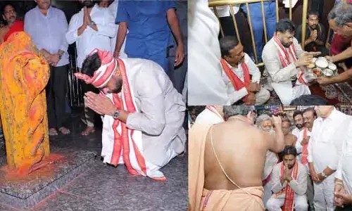 తొలిసారి ఈ ఆలయానికి వెళ్లిన పవన్ కల్యాణ్.. పుట్టలో పాలు పోసి మొక్కులు చెల్లింపు