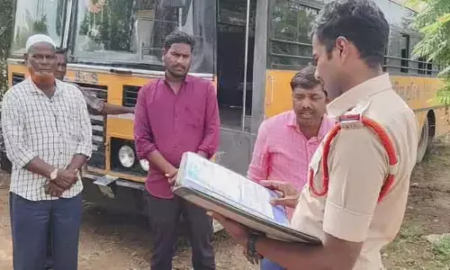 స్కూల్ బస్సులను తనిఖీ చేసిన నవీపేట్ ఎస్సై