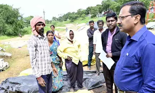 తడిసిన ధాన్యాన్ని కొనుగోలు చేస్తాం..  రైతులెవ్వ‌రూ ఆందోళన చెందవద్దు : కలెక్టర్
