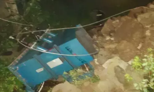 డ్రైనేజీలో పడిన విద్యుత్ ట్రాన్స్ ఫార్మర్