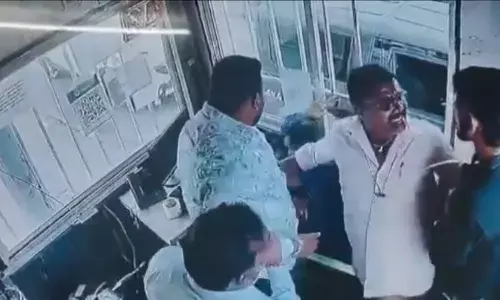 బీజేపీ నేత కొడుకు వీరంగం.. టోల్ ఫీ కట్టమన్నందుకు ఉద్యోగిపై దాడి