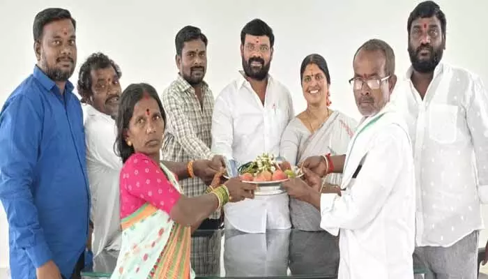 పెళ్లి కూతురుకు పుస్తే మెట్టెలు అందజేత : కోన రాజశేఖర్ పెళ్లి కూతురుకు పుస్తే మెట్టెలు అందజేత : కోన రాజశేఖర్