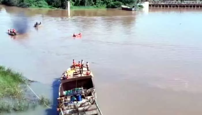నదిలో ఇరుక్కున్న బోట్లు.. పెన్నా వారధికి తప్పిన పెను ప్రమాదం నదిలో ఇరుక్కున్న బోట్లు.. పెన్నా వారధికి తప్పిన పెను ప్రమాదం