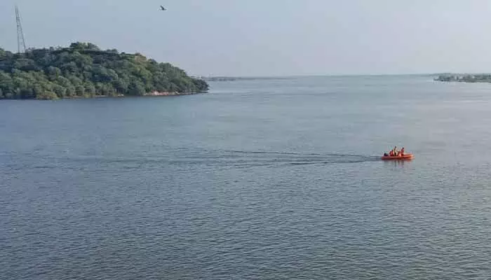 కృష్ణా నదిలో దూకి యువకుడు గల్లంతు కృష్ణా నదిలో దూకి యువకుడు గల్లంతు
