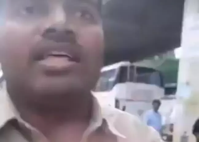 Viral Video : పబ్లిక్లో అసభ్యంగా ప్రవర్తించిన కానిస్టేబుల్.. కాలర్ పట్టుకుని పోలీస్ స్టేషన్కు లాక్కెళ్లిన అమ్మాయి.. Viral Video : పబ్లిక్లో అసభ్యంగా ప్రవర్తించిన కానిస్టేబుల్.. కాలర్ పట్టుకుని పోలీస్ స్టేషన్కు లాక్కెళ్లిన అమ్మాయి..