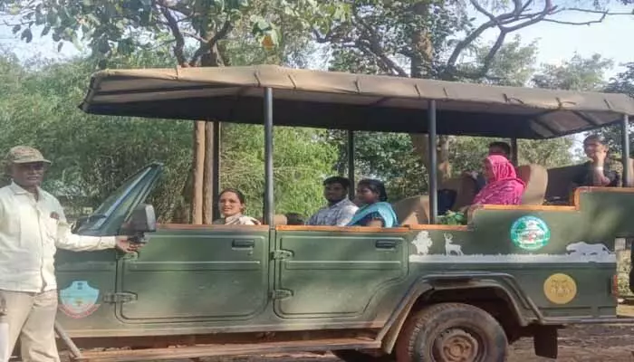 పురిటి నొప్పులతో బాధపడుతున్న అప్పాపూర్ పెంట మహిళ.. మానవత్వం చాటుకున్న అటవీ శాఖ సిబ్బంది పురిటి నొప్పులతో బాధపడుతున్న అప్పాపూర్ పెంట మహిళ.. మానవత్వం చాటుకున్న అటవీ శాఖ సిబ్బంది