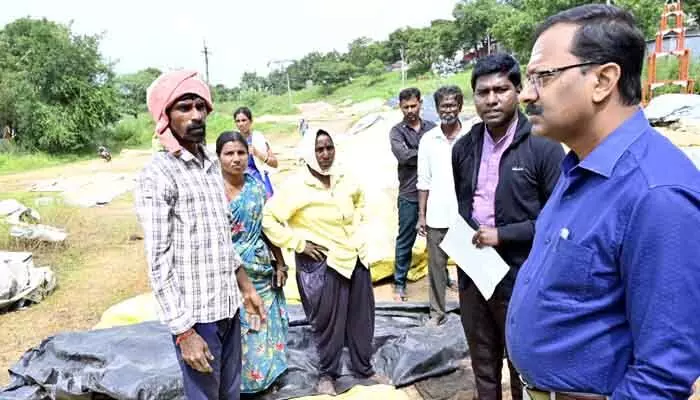 తడిసిన ధాన్యాన్ని కొనుగోలు చేస్తాం.. రైతులెవ్వరూ ఆందోళన చెందవద్దు : కలెక్టర్ తడిసిన ధాన్యాన్ని కొనుగోలు చేస్తాం.. రైతులెవ్వరూ ఆందోళన చెందవద్దు : కలెక్టర్