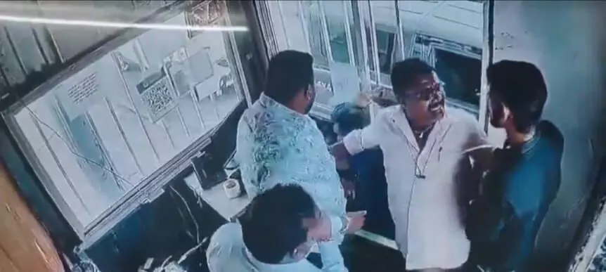 బీజేపీ నేత కొడుకు వీరంగం.. టోల్ ఫీ కట్టమన్నందుకు ఉద్యోగిపై దాడి బీజేపీ నేత కొడుకు వీరంగం.. టోల్ ఫీ కట్టమన్నందుకు ఉద్యోగిపై దాడి
