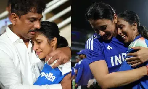 ఫైన‌ల్స్ కు టీమిండియా.. తండ్రిని హత్తుకొని జెమిమా క‌న్నీళ్లు