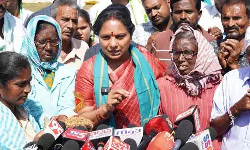 రైతుకు దెబ్బ మీద దెబ్బ తగులుతోంది.. కల్వకుంట్ల కవిత కీలక వ్యాఖ్యలు