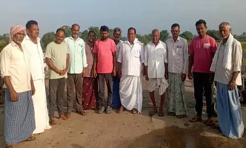 ఆంక్షలు లేకుండా పంటలను కొనుగోలు చేయాలి : రైతులు