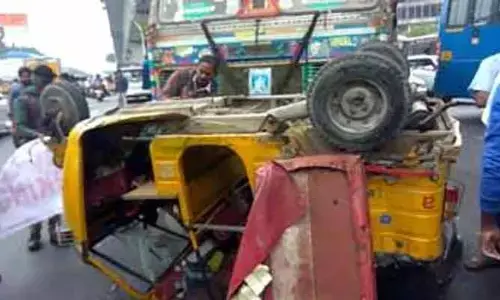 కారంచేడు దగ్గర లారీ బీభత్సం.. ఇద్దరు స్పాట్ డెడ్