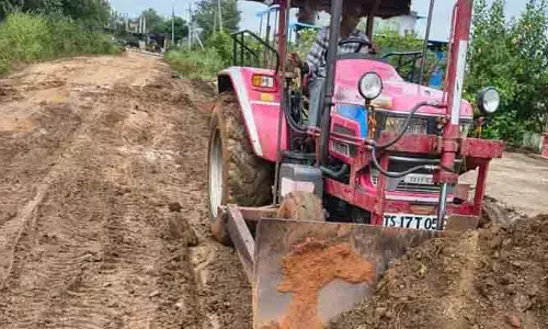 సొంత నిధుల‌తో రోడ్డు వేయించిన కాంగ్రెస్ నేత..!