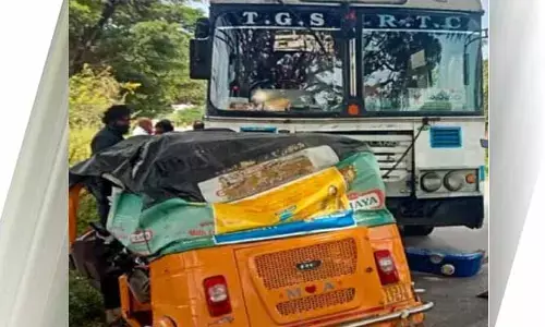 ఆటోను ఢీ కొట్టిన ఆర్టీసీ బ‌స్సు