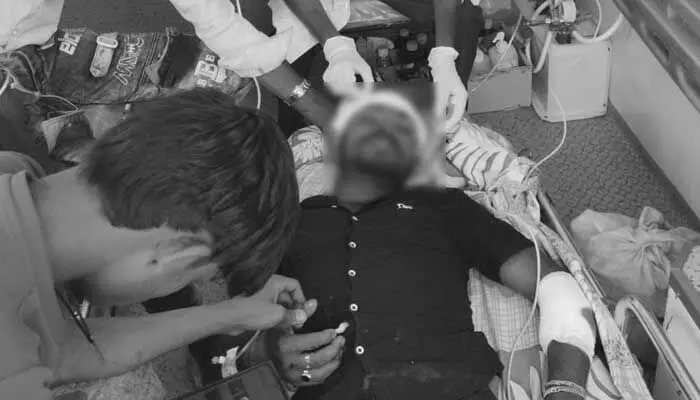 రైలు నుంచి కిందపడి వ్య‌క్తికి  తీవ్ర గాయాలు