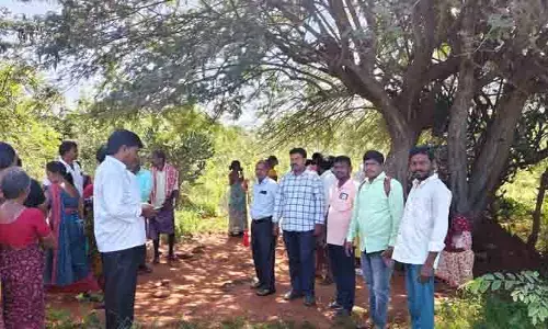 మొబైల్ సిగ్నల్స్ లేక  అవస్థలు..!