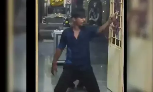ఆలయంలో నమాజ్.. అడ్డుకున్న అర్చకులకు బెదిరింపులు