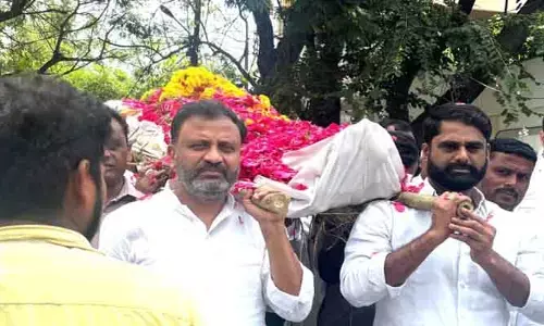 మాజీ జ‌డ్పీటీసీ కృష్ణారెడ్డి పాడే మోసిన జుక్క‌ల్ ఎమ్మెల్యే తోట ల‌క్ష్మీకాంతారావు