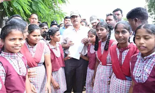 స్కూల్‌కు వెళ్ల‌లేక‌పోతున్నాము..! హైడ్రా క‌మిష‌న‌ర్‌‌కు విద్యార్థినుల విన‌తిప‌త్రం
