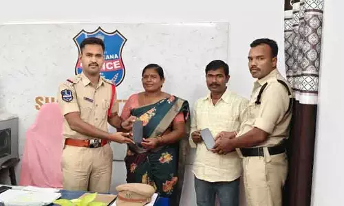 మొబైల్ ఫోన్లు అప్ప‌గింత