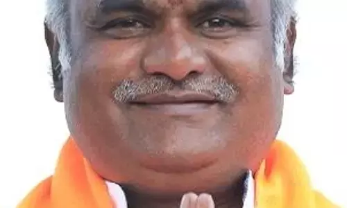 నా కొడుకు వాళ్లను కొట్టడంలో తప్పులేదు.. సమర్థించిన బీజేపీ నేత