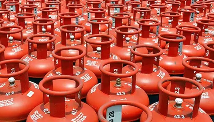 LPG GAS PRICE TODAY(November 03): రెండు తెలుగు రాష్ట్రాల్లో గ్యాస్ సిలిండర్ ధరలు ఎలా ఉన్నాయంటే? LPG GAS PRICE TODAY(November 03): రెండు తెలుగు రాష్ట్రాల్లో గ్యాస్ సిలిండర్ ధరలు ఎలా ఉన్నాయంటే?