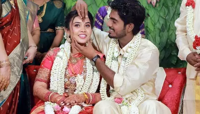 Abhinav Jeevinth : పెళ్లి చేసుకున్న యంగ్ అండ్ బ్లాక్ బస్టర్ డైరెక్టర్.. ఫొటోలు వైరల్ కావడంతో హర్ట్ అవుతున్న ఫ్యాన్స్ Abhinav Jeevinth : పెళ్లి చేసుకున్న యంగ్ అండ్ బ్లాక్ బస్టర్ డైరెక్టర్.. ఫొటోలు వైరల్ కావడంతో హర్ట్ అవుతున్న ఫ్యాన్స్