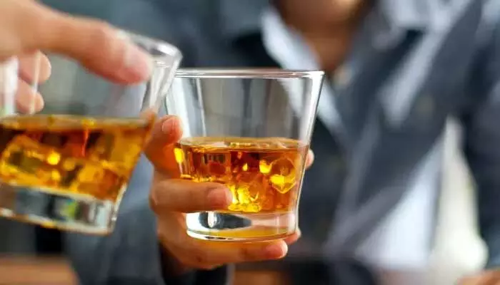 పేషెంట్తో కలిసి హాస్పిటల్లో మందుకొట్టిన బంధువులు (వీడియో) పేషెంట్తో కలిసి హాస్పిటల్లో మందుకొట్టిన బంధువులు (వీడియో)
