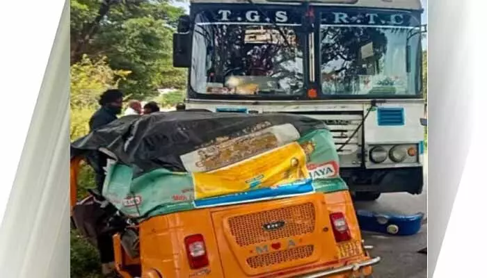 ఆటోను ఢీ కొట్టిన ఆర్టీసీ బస్సు ఆటోను ఢీ కొట్టిన ఆర్టీసీ బస్సు