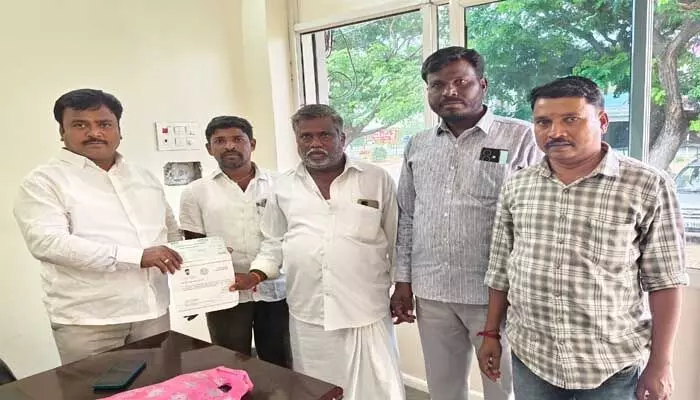 బాధితుడుకి సీఎంఆర్ఎఫ్ చెక్కు అందజేత బాధితుడుకి సీఎంఆర్ఎఫ్ చెక్కు అందజేత