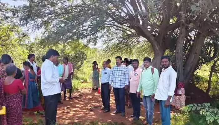 మొబైల్ సిగ్నల్స్ లేక అవస్థలు..! మొబైల్ సిగ్నల్స్ లేక అవస్థలు..!