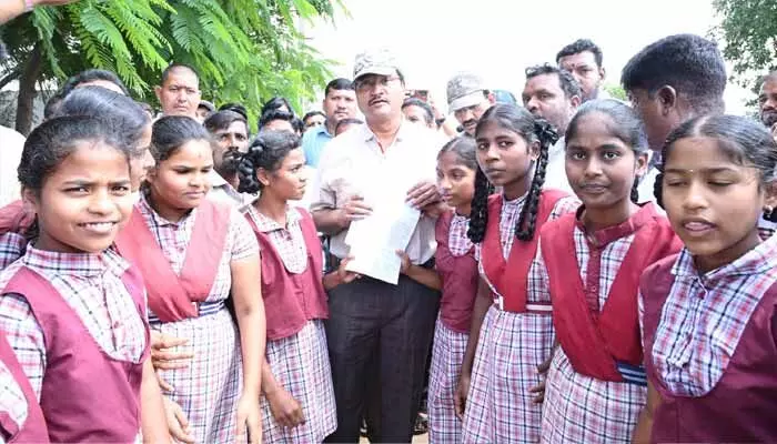స్కూల్కు వెళ్లలేకపోతున్నాము..! హైడ్రా కమిషనర్కు విద్యార్థినుల వినతిపత్రం స్కూల్కు వెళ్లలేకపోతున్నాము..! హైడ్రా కమిషనర్కు విద్యార్థినుల వినతిపత్రం