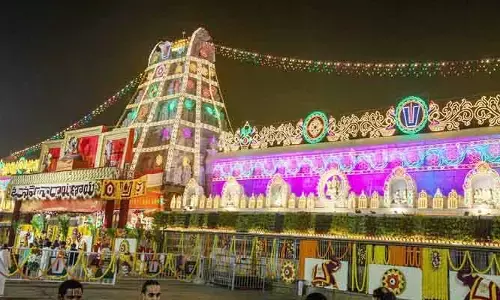 తిరుమలలో కొనసాగుతోన్న భక్తుల రద్దీ.. శ్రీవారి దర్శనానికి 12 గంటల సమయం