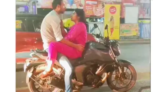 ట్రాఫిక్ సిగ్నల్ దగ్గరే రొమాన్స్.. బైక్ పైన కూర్చుని మరీ దారుణం!
