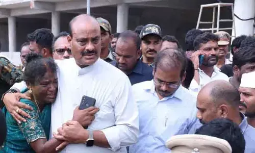 కాశీబుగ్గలో సహాయక చర్యలు పర్యవేక్షిస్తున్న మంత్రి అచ్చెన్నాయుడు