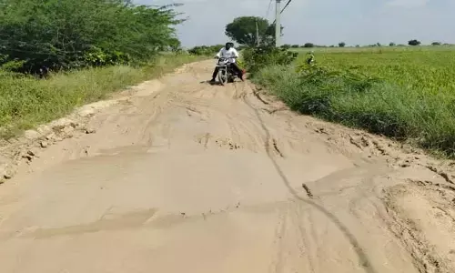 ఇదేం రోడ్డు బాబోయ్..? అదుపు త‌ప్పితే అంతే..!