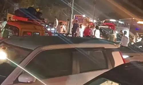 HYD: బస్సు ప్రమాదం.. 3 కిలోమీటర్ల మేర ట్రాఫిక్ జామ్
