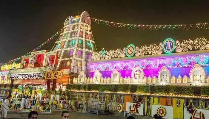 తిరుమలలో కొనసాగుతోన్న భక్తుల రద్దీ.. శ్రీవారి దర్శనానికి 12 గంటల సమయం తిరుమలలో కొనసాగుతోన్న భక్తుల రద్దీ.. శ్రీవారి దర్శనానికి 12 గంటల సమయం