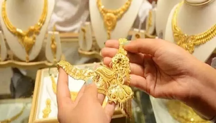Gold Prices Today:తగ్గినట్లే తగ్గి చుక్కలు చూపిస్తున్న బంగారం ధరలు.. తులం గోల్డ్ రేటు ఎంతంటే? Gold Prices Today:తగ్గినట్లే తగ్గి చుక్కలు చూపిస్తున్న బంగారం ధరలు.. తులం గోల్డ్ రేటు ఎంతంటే?