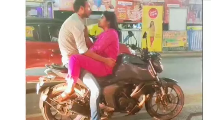 ట్రాఫిక్ సిగ్నల్ దగ్గరే రొమాన్స్.. బైక్ పైన కూర్చుని మరీ దారుణం! ట్రాఫిక్ సిగ్నల్ దగ్గరే రొమాన్స్.. బైక్ పైన కూర్చుని మరీ దారుణం!