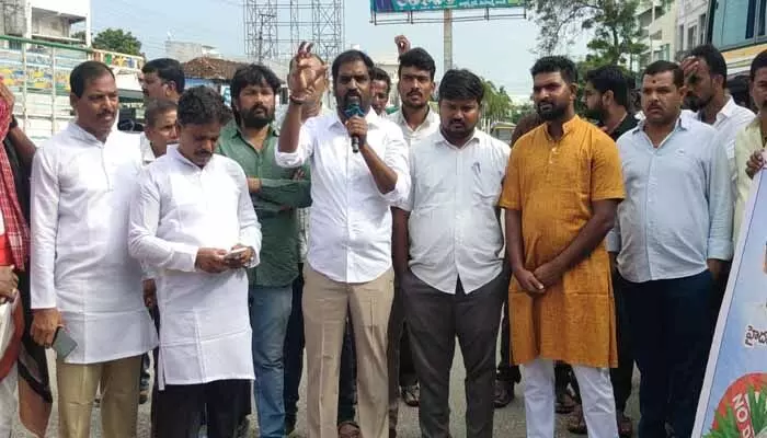 యువత గంజాయికి బానిసలై చెడు మార్గం పట్టవద్దు : ఈఆర్ ఫౌండేషన్ చైర్మన్ ఈరవత్రి రాజశేఖర్ యువత గంజాయికి బానిసలై చెడు మార్గం పట్టవద్దు : ఈఆర్ ఫౌండేషన్ చైర్మన్ ఈరవత్రి రాజశేఖర్