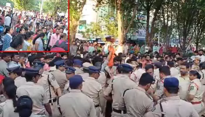 విశాఖ సమతా కాలేజ్ వద్ద ఉద్రిక్తత.. భారీగా పోలీసుల మోహరింపు విశాఖ సమతా కాలేజ్ వద్ద ఉద్రిక్తత.. భారీగా పోలీసుల మోహరింపు
