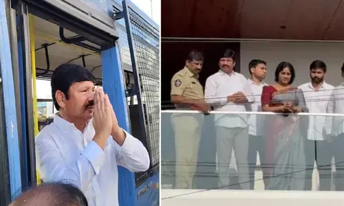 జోగి రమేష్ అరెస్ట్ పై వైసీపీ నేతల ఆందోళన.. డైవర్షన్ పాలిటిక్స్ చేస్తున్నారని నిరసన
