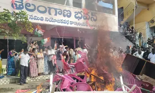 Breaking : మణుగూరులో హై టెన్షన్.. బీఆర్ఎస్ కార్యాలయం పై కాంగ్రెస్ కార్యకర్తల దాడి